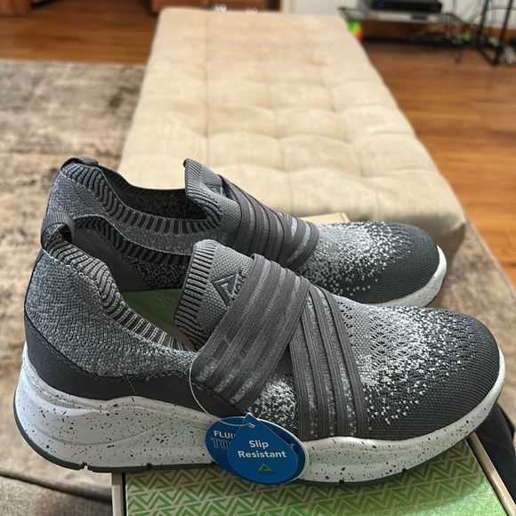 Align Nursing Shoes - Picture 2 of 8